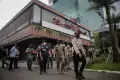 Petugas Gabungan Tutup 3 Gerai Holywings di Tangerang