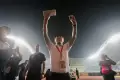 Momen Shin Tae-yong Datangi Suporter Timnas Indonesia di Tribun Stadion Patriot