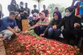 Isak Tangis Keluarga Iringi Pemakaman Pelawak Rini S Bon Bon
