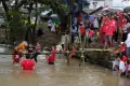 Serunya Lomba Pukul Bantal di Sungai Tello Makassar