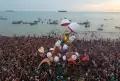Menakjubkan, Ratusan Ribu Pengunjung Hadiri Prosesi Tabuik Dibuang ke Laut di Pantai Gandoriah Pariaman
