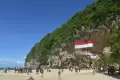 Pengibaran Bendera Raksasa di Pantai Tebing Aceh Besar