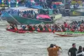 Antusiasme Warga Saksikan Lomba Bidar Adu Cepat Perahu Tradisional di Sungai Musi