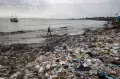 Sampah Limbah Rumah Tangga Menumpuk di Pesisir Pantai Labuan Pandeglang