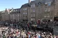 Raja Inggris Charles Berjalan Kaki Antar Mobil Jenazah Ratu Elizabeth II Menuju Katedral St Giles