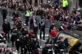 Raja Inggris Charles Berjalan Kaki Antar Mobil Jenazah Ratu Elizabeth II Menuju Katedral St Giles