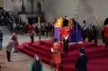 Warga Inggris Berikan Penghormatan Terakhir untuk Ratu Elizabeth II