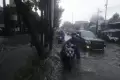 Jalan Karang Tengah Lebak Bulus Kebanjiran, Warga Ramai-ramai Dorong Motor