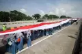 Pembentangan Bendera Merah Putih Sepanjang 3.219 Meter di Jembatan Suramadu