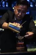 Aksi Bartender Racik Cocktail di Hari Pahlawan