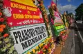 Karangan Bunga Ucapan Selamat Pernikahan Kaesang-Erina Berjajar di Kawasan Pura Mangkunegaran