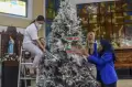Indahnya Toleransi, Umat Muslim Bantu Hias Pohon Natal dan Bersihkan Gereja di Ciamis