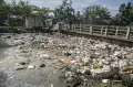 Tumpukan Sampah di Aliran Sungai Cikapundung Dayeuhkolot