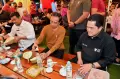 Momen Erick Thohir Makan Durian Bareng Jokowi di Medan