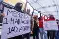 Aksi PRT Bentangkan Serbet Raksasa Tuntut Pengesahan RUU PPRT