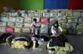 Mendag Zulkifli Hasan Kembali Musnahkan 824 Bal Pakaian Bekas Impor Senilai Rp10 Miliar