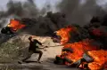 Kutuk Serangan Brutal Israel, Pengunjuk Rasa Bakar Puluhan Ban Bekas di Pagar Perbatasan Israel-Gaza