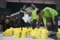 ILUNI UI Bagikan 2.700 Paket Sembako untuk Karyawan UI dan Warga Depok
