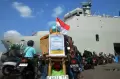 Potret Ratusan Pemudik Balik Jakarta dengan Kapal Perang