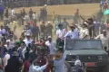 Naik Kendaraan Maung Pindad, Prabowo Sapa Penonton Pacu Kuda Tanah Datar