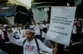 Tolak RUU Omnibus Law Kesehatan, Ribuan Nakes Demo di Kemenkes