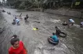 Serunya Bermain Air di Sungai Ciliwung