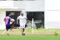 Aksi Eric Abidal dan Roberto Carlos saat Main Bola Bareng di Stadion Madya