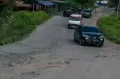 Akses Jalan Rusak Akibat Abrasi Sungai di Lebak