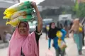 Emak-emak Kompak Serbu Sembako Murah yang Dijual di Gerakan Pangan Murah