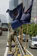 Penertiban Atribut Partai di Jakarta