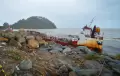 Terbawa Arus Sungai, 2 Kapal Pengangkut BBM Terdampar di Pantai Padang