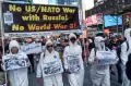 Kenang Bom Hiroshima, Demonstran Anti Perang Terkapar Pakai Hazmat di New York