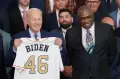 Jamu Tim Juara MLB di Gedung Putih, Joe Biden Berlutut di Depan Skuad