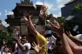 Ratusan Warga Rebutan Uang dalam Tradisi Mesuryak di Tabanan Bali