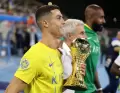 Cristiano Ronaldo Persembahkan Trofi Pertama untuk Al Nassr