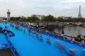 Arungi Sungai Seine, Ratusan Atlet Ikuti Triatlon di Paris