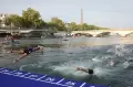 Arungi Sungai Seine, Ratusan Atlet Ikuti Triatlon di Paris