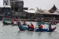 Lomba Dayung Perahu Nelayan di Semarang