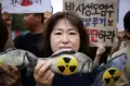 Bawa Poster Godzilla, Demonstran Protes Pembuangan Air Reaktor Nuklir Fukushima