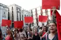Demonstran Bawa Kartu Merah Semprit Bos Federasi Sepak Bola Spanyol