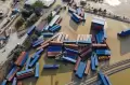 Tumpukan Peti Kemas Roboh Disapu Banjir Bandang di Istanbul