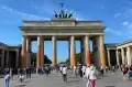 Aktivis Lingkungan Semprot Cat ke Gerbang Brandenburg Berlin