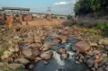 Penampakan Air Sungai Ciliwung di Katulampa Menyusut Akibat Kemarau Panjang