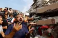 Bangunan Dibom Israel, Warga Gaza Cari Korban Pakai Alat Seadanya