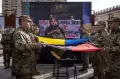 Warga Berlutut Hormati Mendiang Komandan Militer Ukraina di Kiev