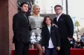 Gwen Stefani Raih Hollywood Walk of Fame, Menangis di Peresmian