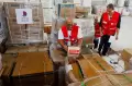 Kesibukan Relawan di Gudang Bantuan Khan Younis Gaza