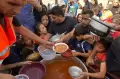 Warga Gaza Berdesakan Antre Makanan di Kamp Pengungsian Rafah