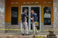 Polisi Gelar Olah TKP Ulang Kasus Pembunuhan Ibu dan Anak di Subang