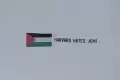 Pro-Palestina, Mahasiswa Kibarkan Spanduk Harvard Membenci Yahudi di Langit Amerika